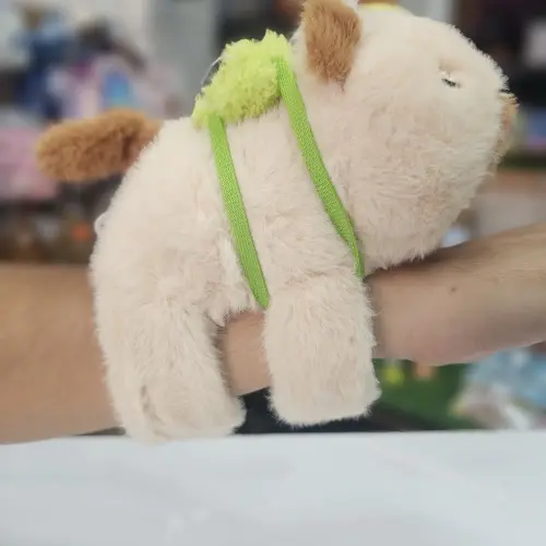 Capybara pulsera que mueve la cola's photo #2